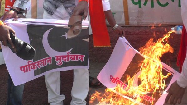 पाकिस्तानचा झेंडा जाळला गांधी चौकात
